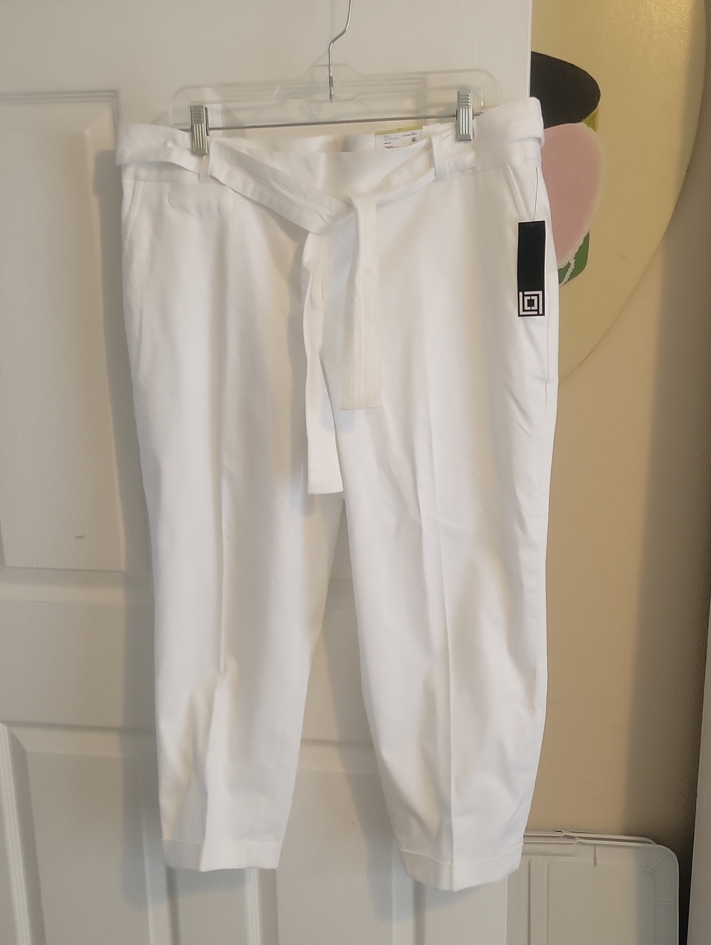 Liz Claiborne Sz14 White Cropped Slacks, Belt and side and back pockets  New